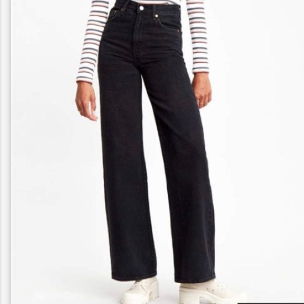 Black Levi’s jeans